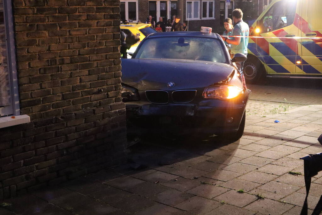 Voertuig botst tegen woning na aanrijding