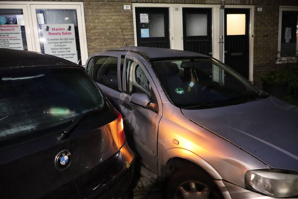 Voertuig botst tegen woning na aanrijding