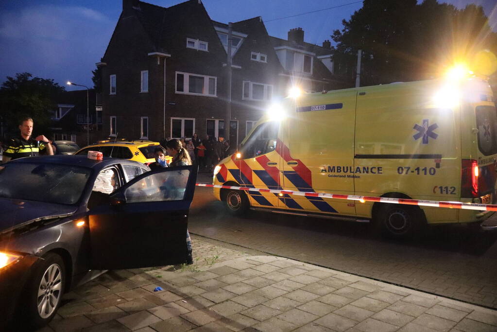 Voertuig botst tegen woning na aanrijding