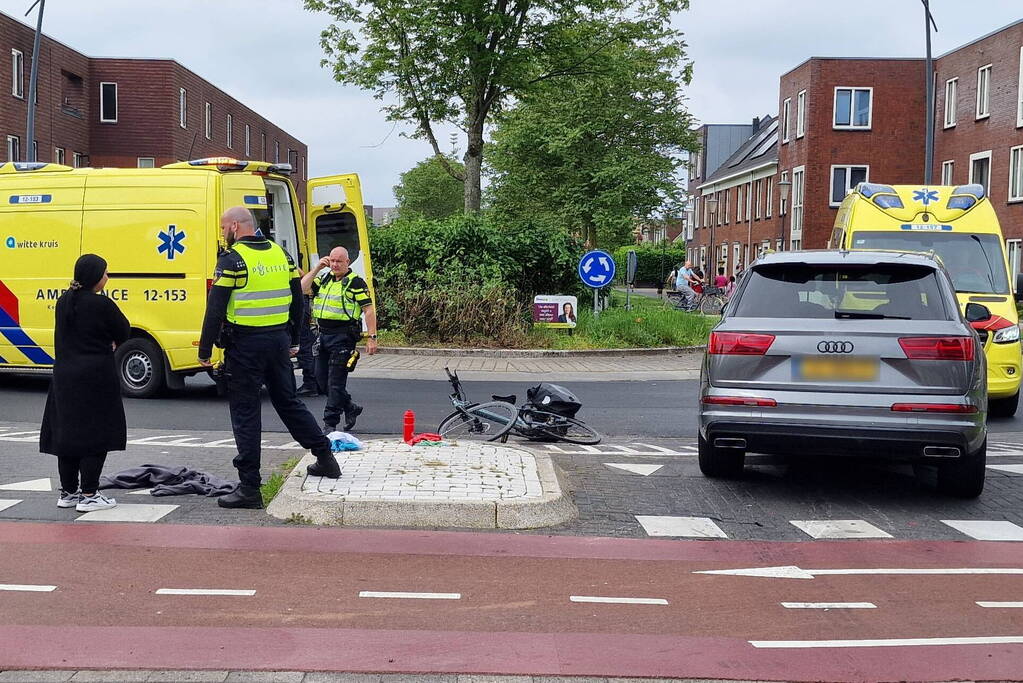 Fietser geschept op beruchte rotonde