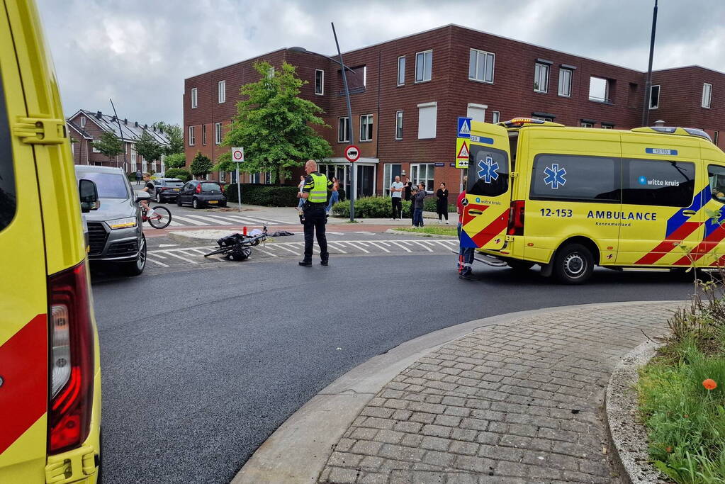 Fietser geschept op beruchte rotonde