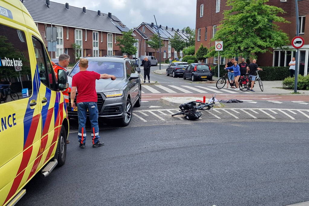 Fietser geschept op beruchte rotonde