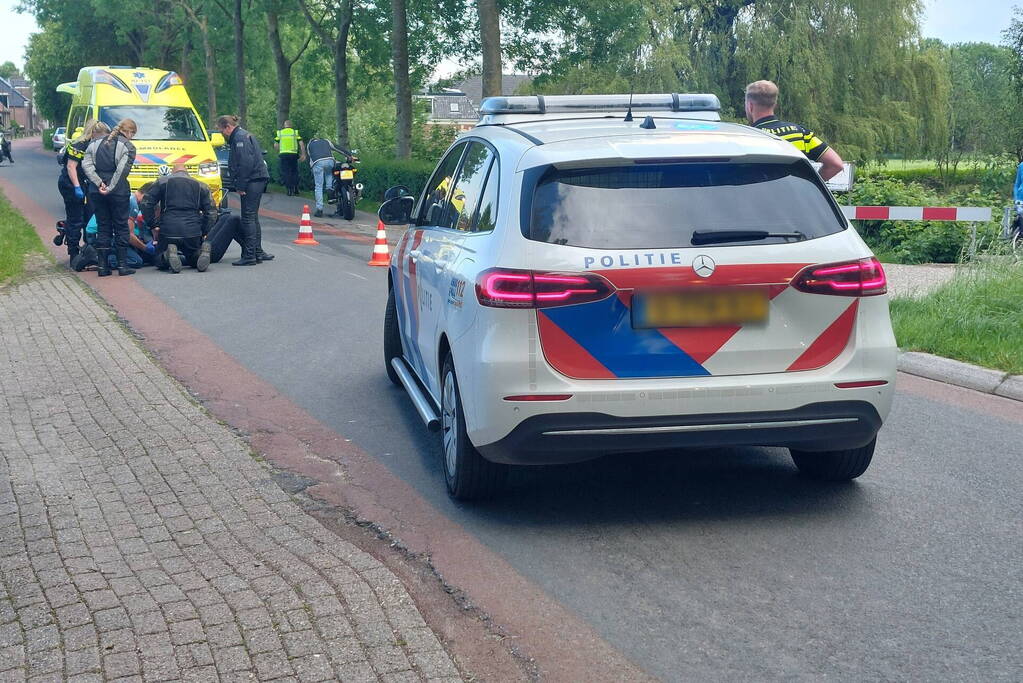 Motorrijdster gewond na val door botsing