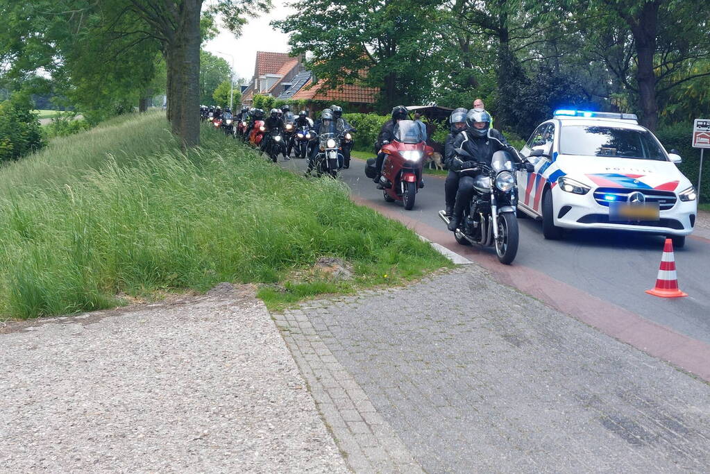 Motorrijdster gewond na val door botsing