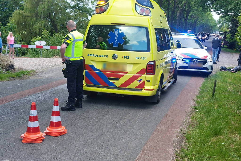 Motorrijdster gewond na val door botsing