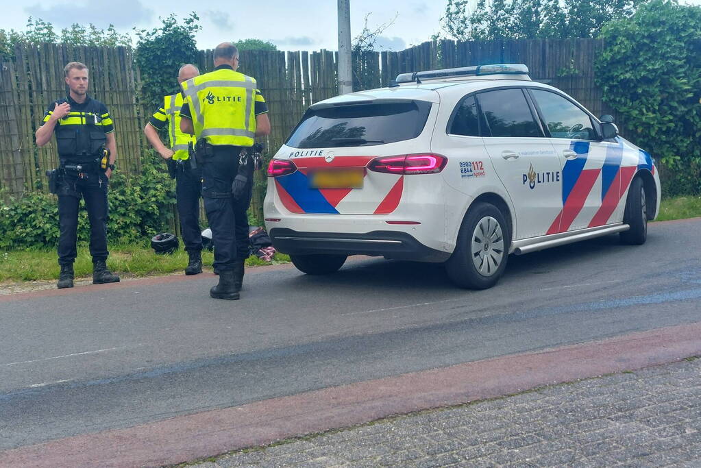 Motorrijdster gewond na val door botsing