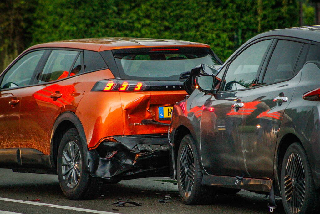 Auto flink beschadigd door kop-staartbotsing