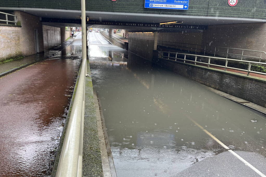 Auto defect door ondergelopen tunnel tijdens enorme regenval