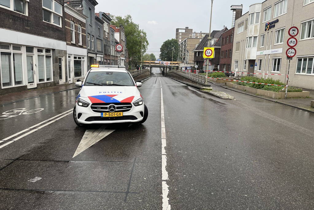 Auto defect door ondergelopen tunnel tijdens enorme regenval