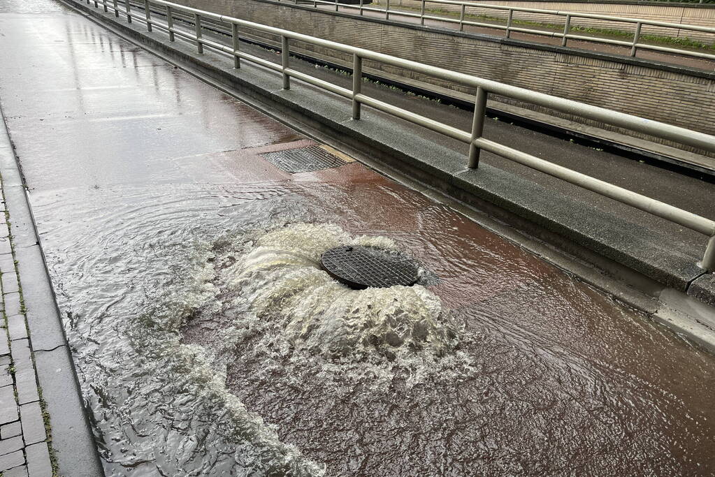 Auto defect door ondergelopen tunnel tijdens enorme regenval