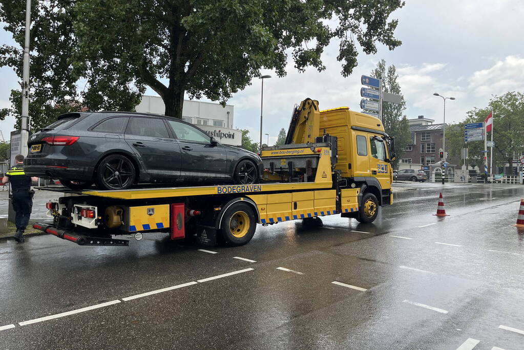 Auto defect door ondergelopen tunnel tijdens enorme regenval