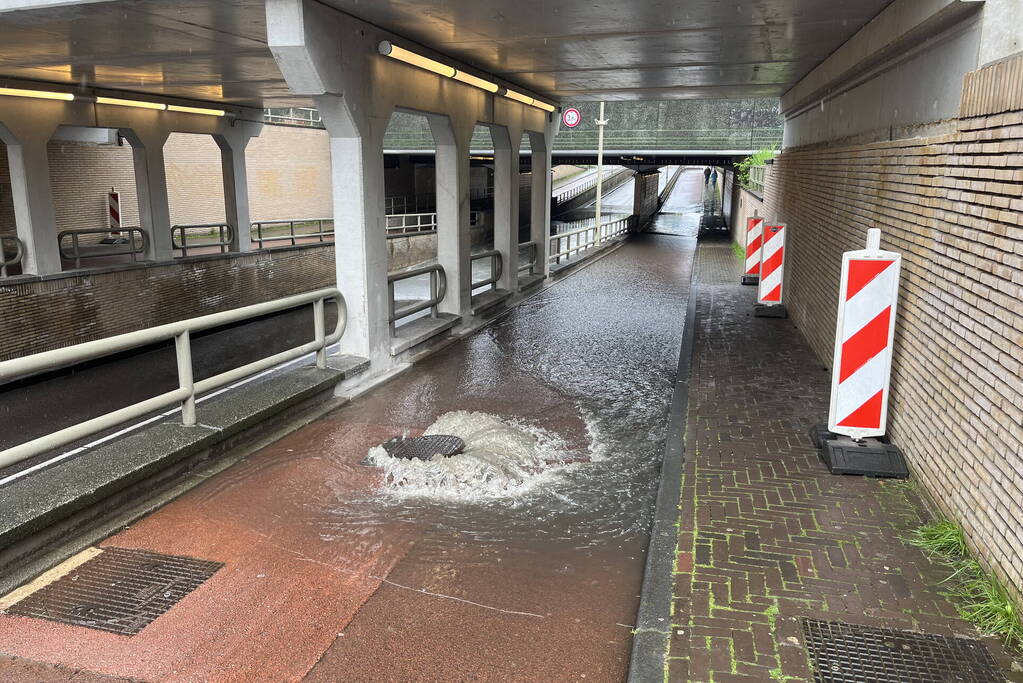 Auto defect door ondergelopen tunnel tijdens enorme regenval