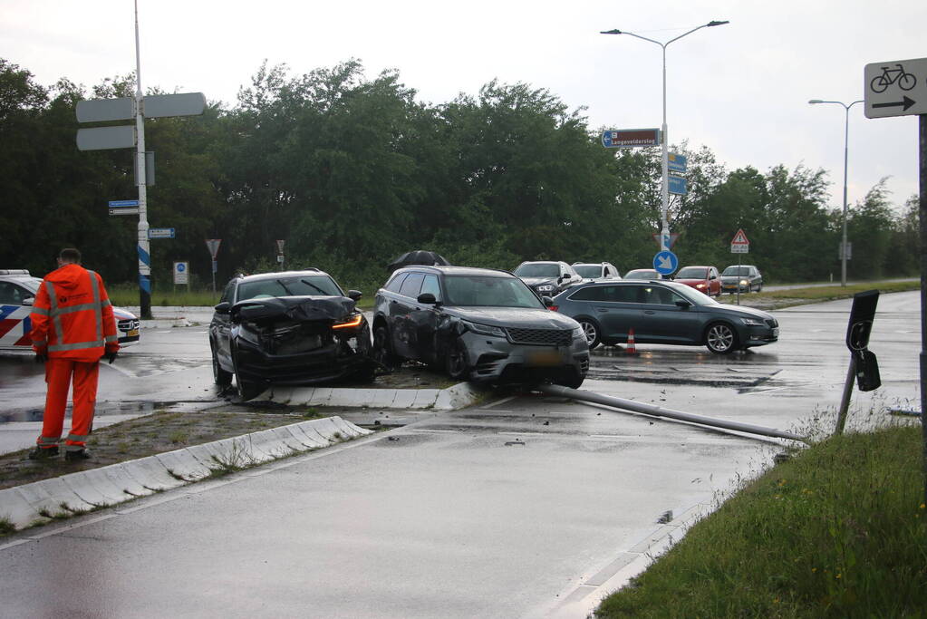 Enorme schade na frontale botsing op kruising