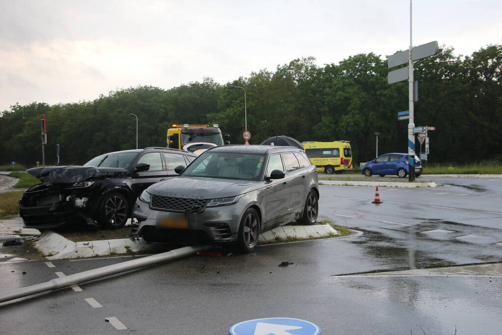 Enorme schade na frontale botsing op kruising