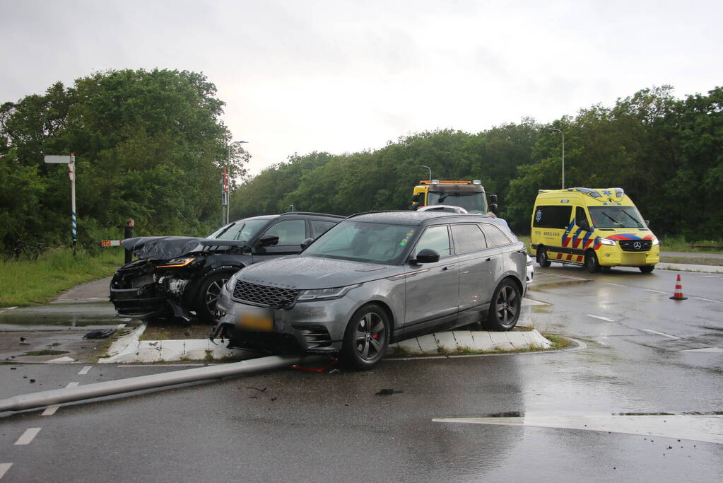 Enorme schade na frontale botsing op kruising