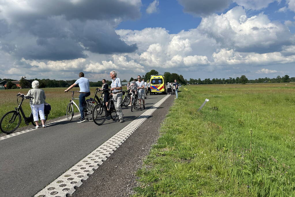 Oudere fietser belandt in sloot en raakt gewond