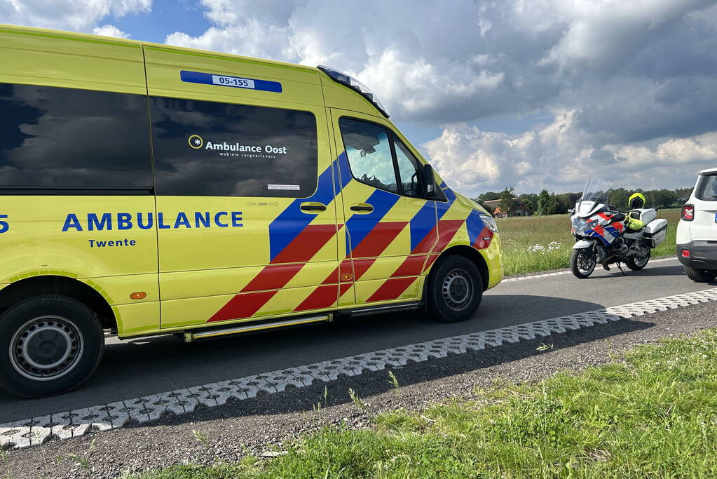 Oudere fietser belandt in sloot en raakt gewond