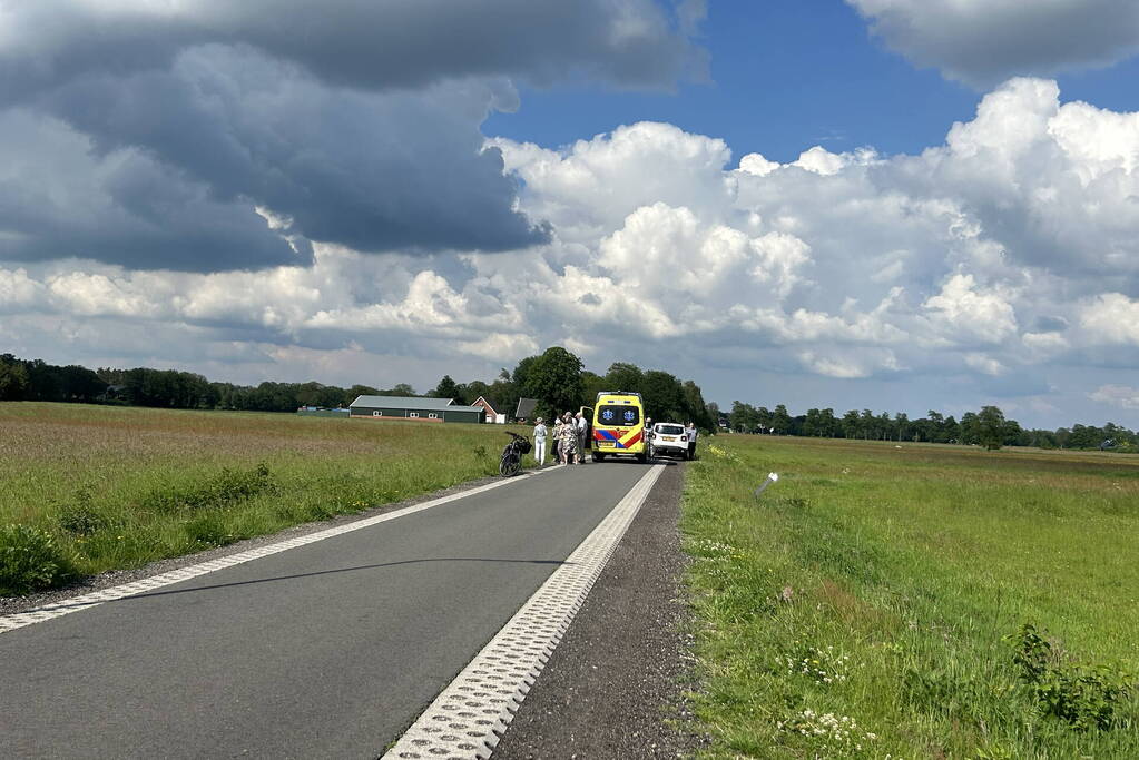 Oudere fietser belandt in sloot en raakt gewond