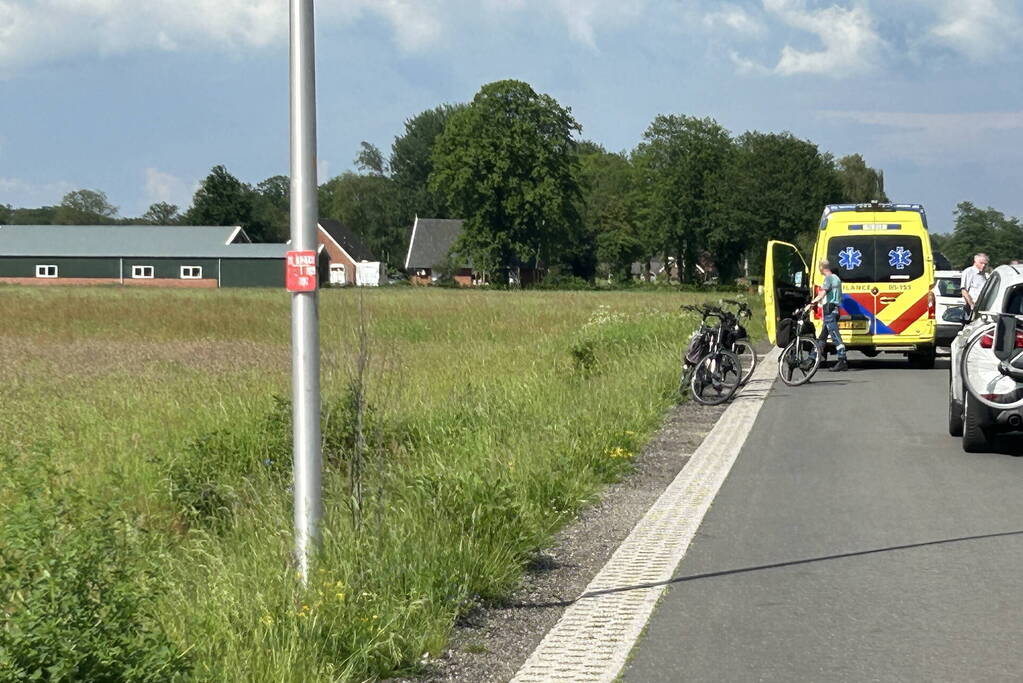 Oudere fietser belandt in sloot en raakt gewond