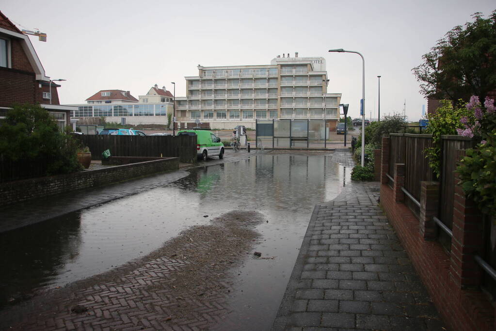 Stroomuitval en overstromingen door hevige regenval