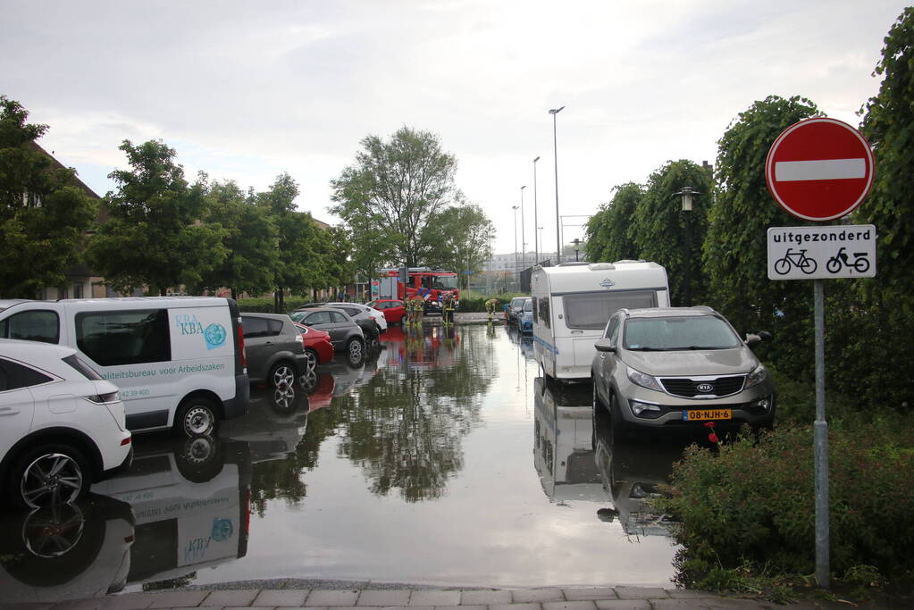 Stroomuitval en overstromingen door hevige regenval