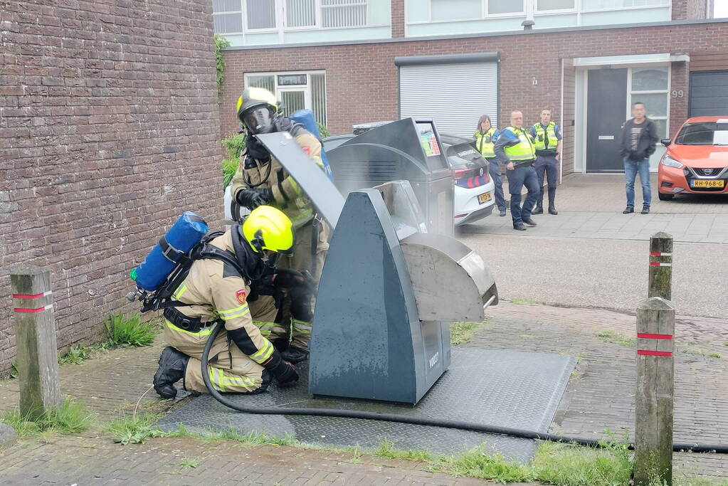 Brandweer dooft brand in ondergrondse vuilcontainer