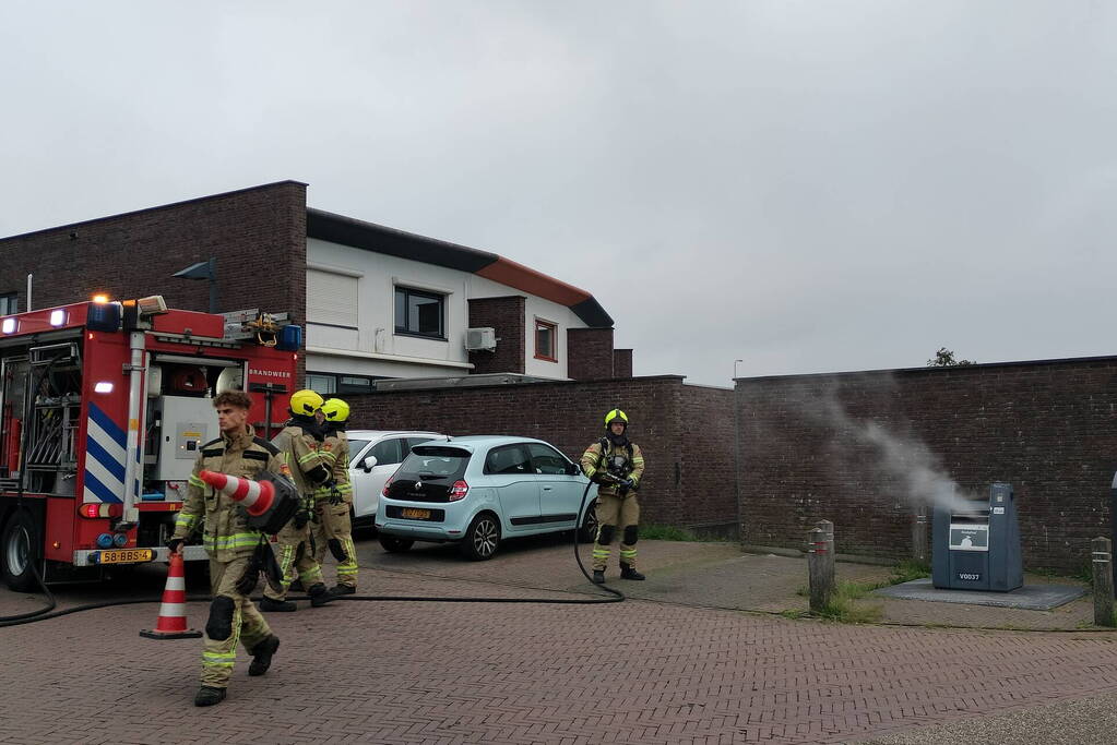 Brandweer dooft brand in ondergrondse vuilcontainer