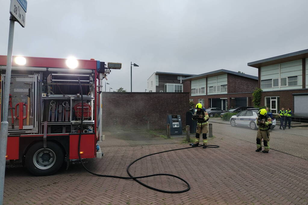 Brandweer dooft brand in ondergrondse vuilcontainer