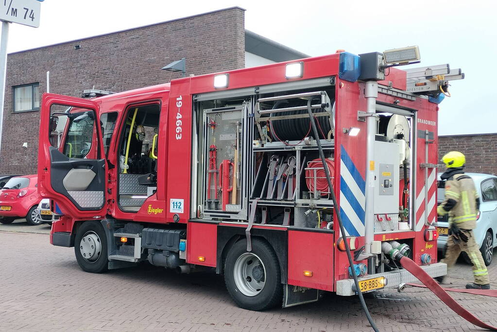 Brandweer dooft brand in ondergrondse vuilcontainer