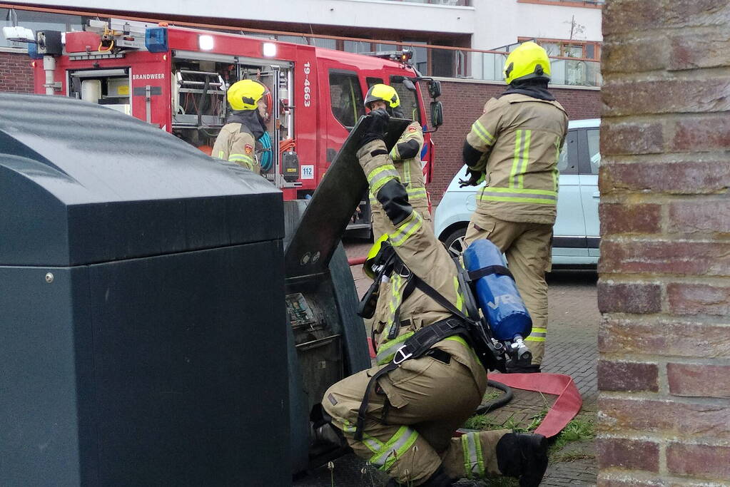 Brandweer dooft brand in ondergrondse vuilcontainer