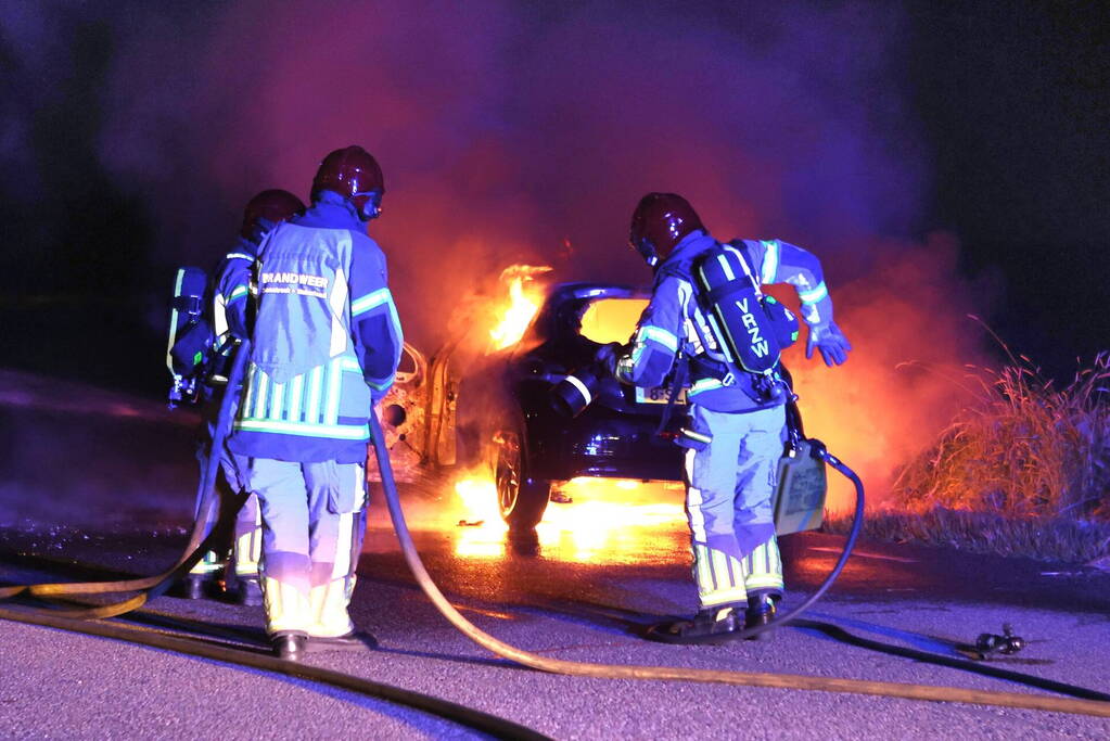 Auto brandt volledig uit