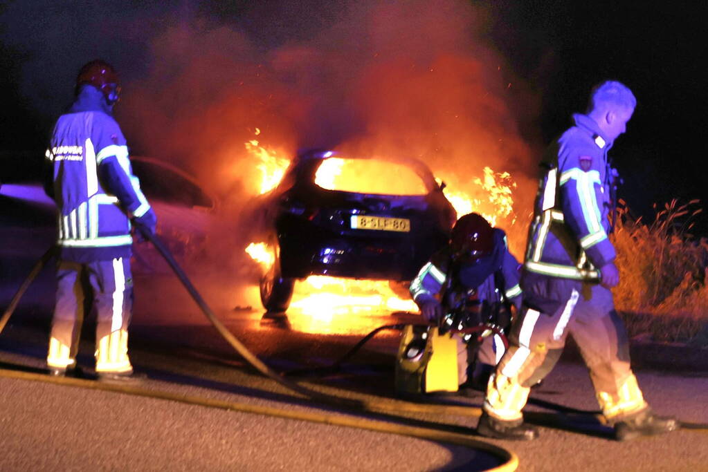 Auto brandt volledig uit