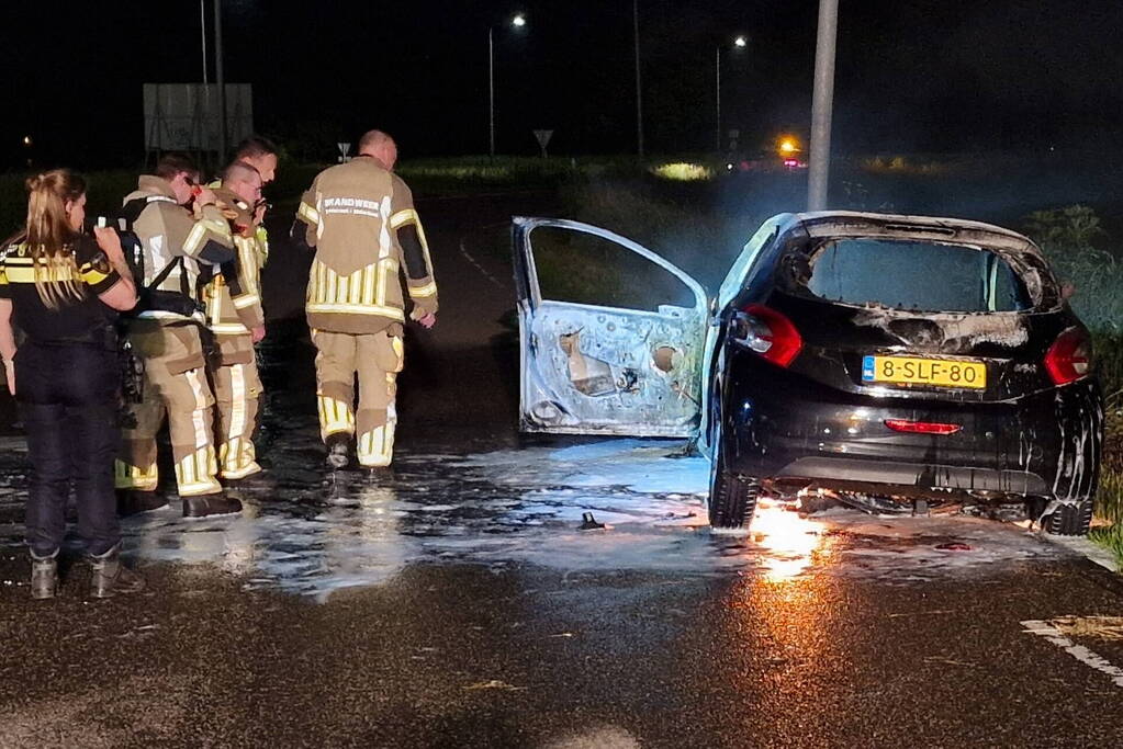 Auto brandt volledig uit