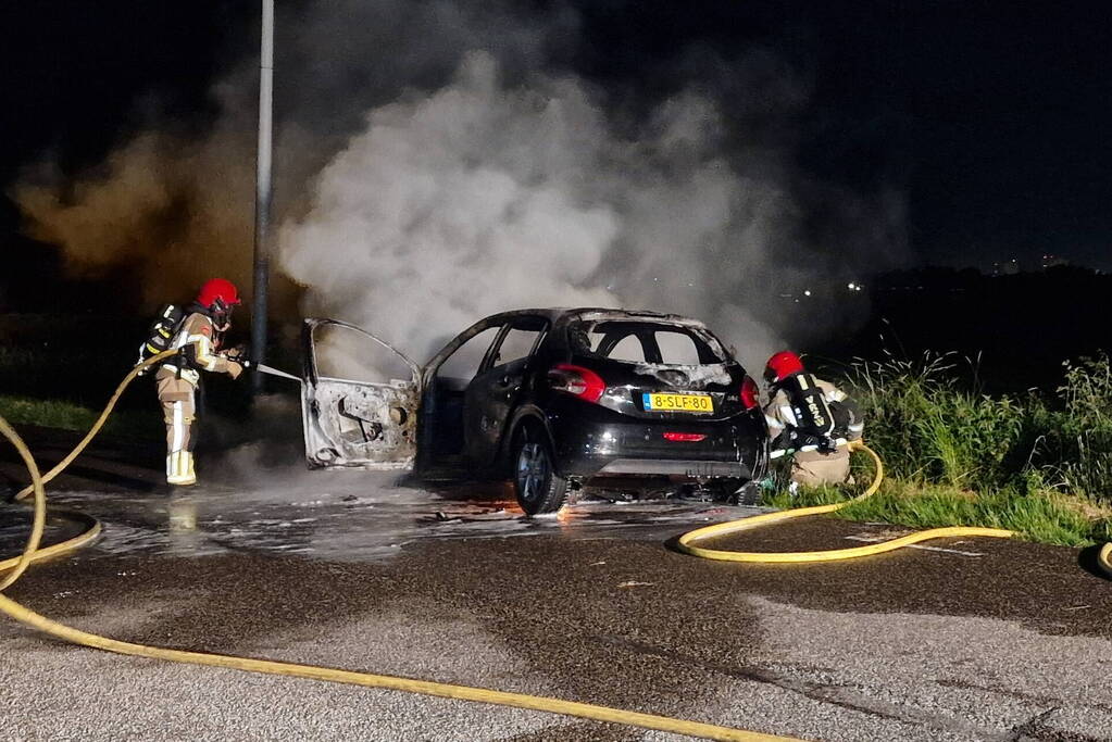 Auto brandt volledig uit