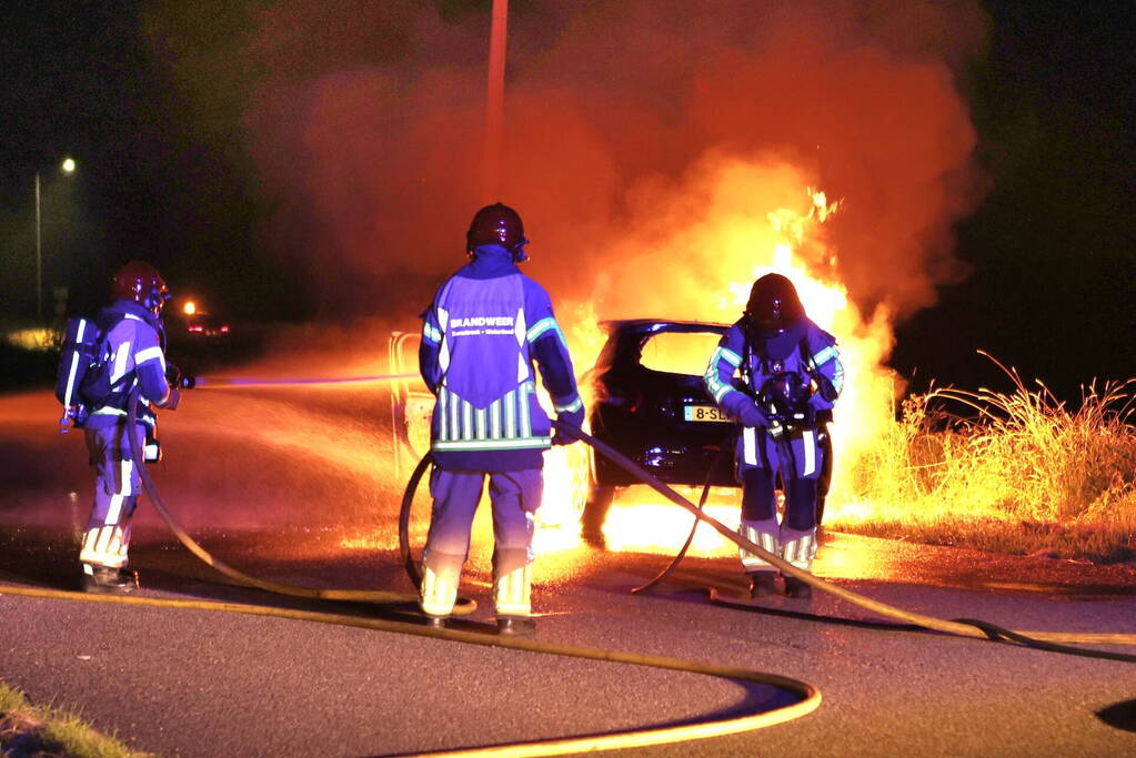 Auto brandt volledig uit