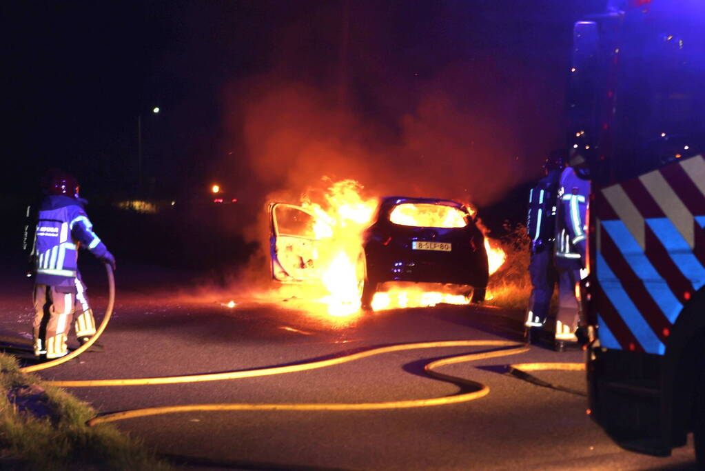 Auto brandt volledig uit