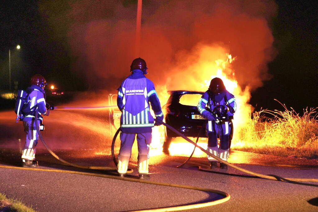 Auto brandt volledig uit