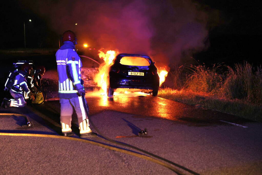 Auto brandt volledig uit