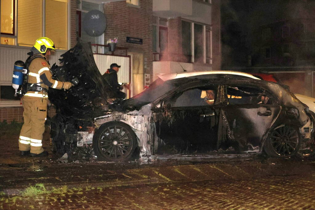 Auto volledig verwoest door felle brand