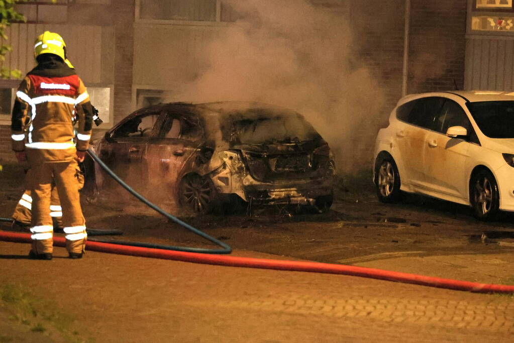 Auto volledig verwoest door felle brand