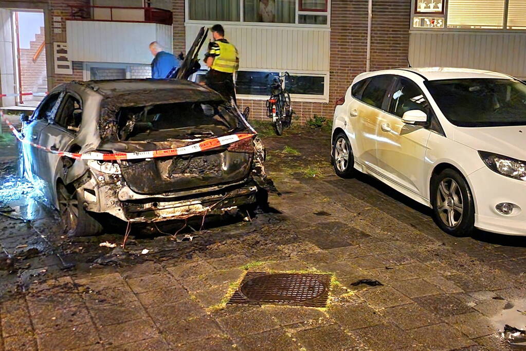 Auto volledig verwoest door felle brand