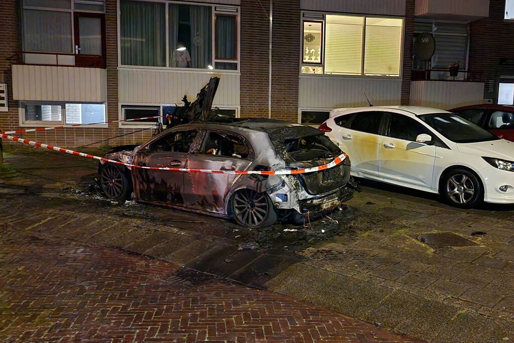 Auto volledig verwoest door felle brand