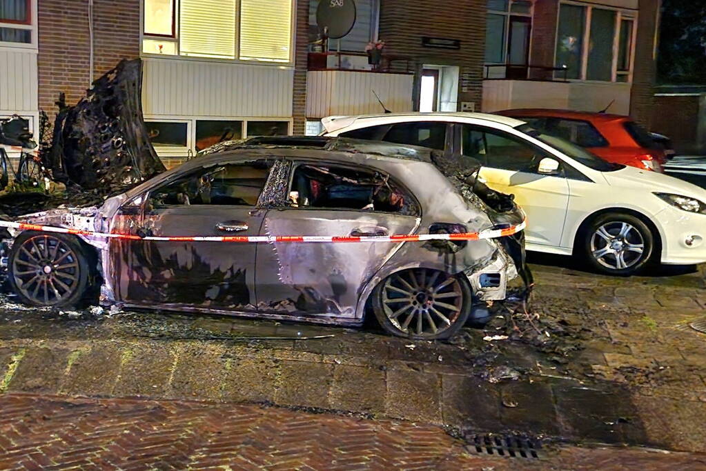 Auto volledig verwoest door felle brand