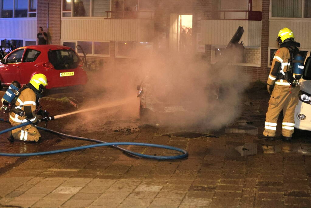 Auto volledig verwoest door felle brand