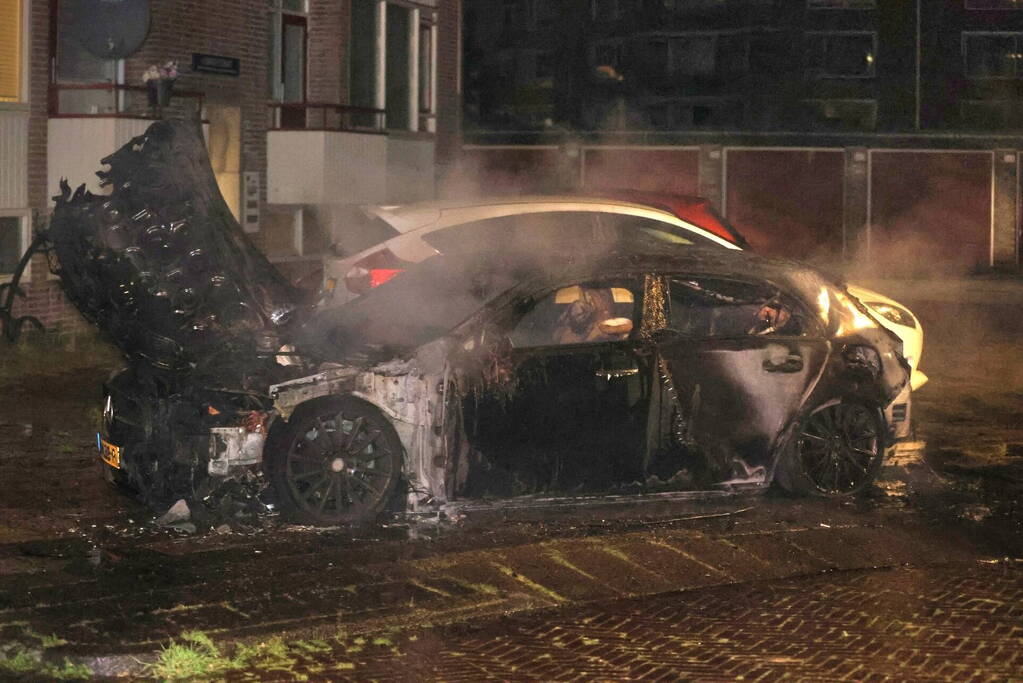 Auto volledig verwoest door felle brand