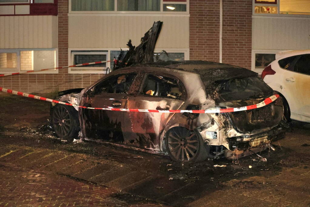 Auto volledig verwoest door felle brand