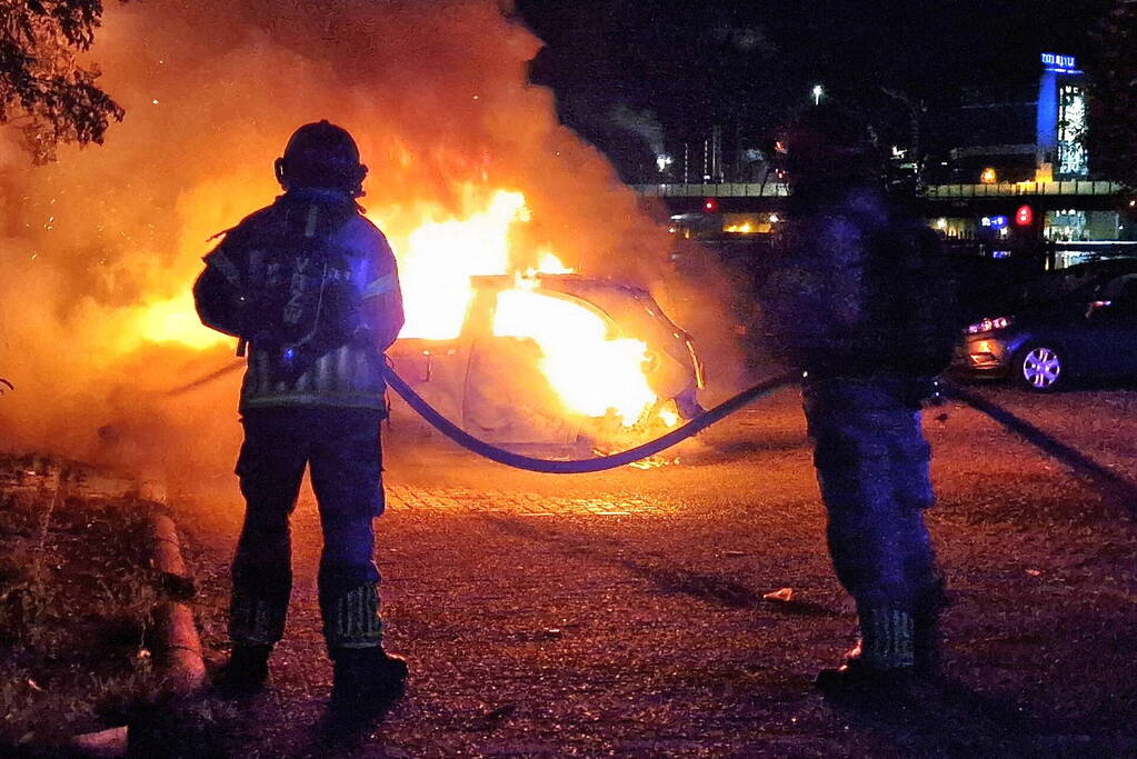 Auto volledig verwoest door felle brand