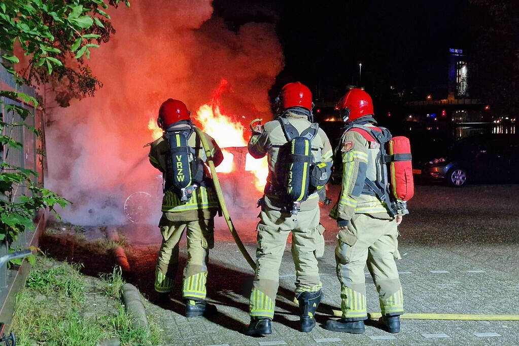 Auto volledig verwoest door felle brand