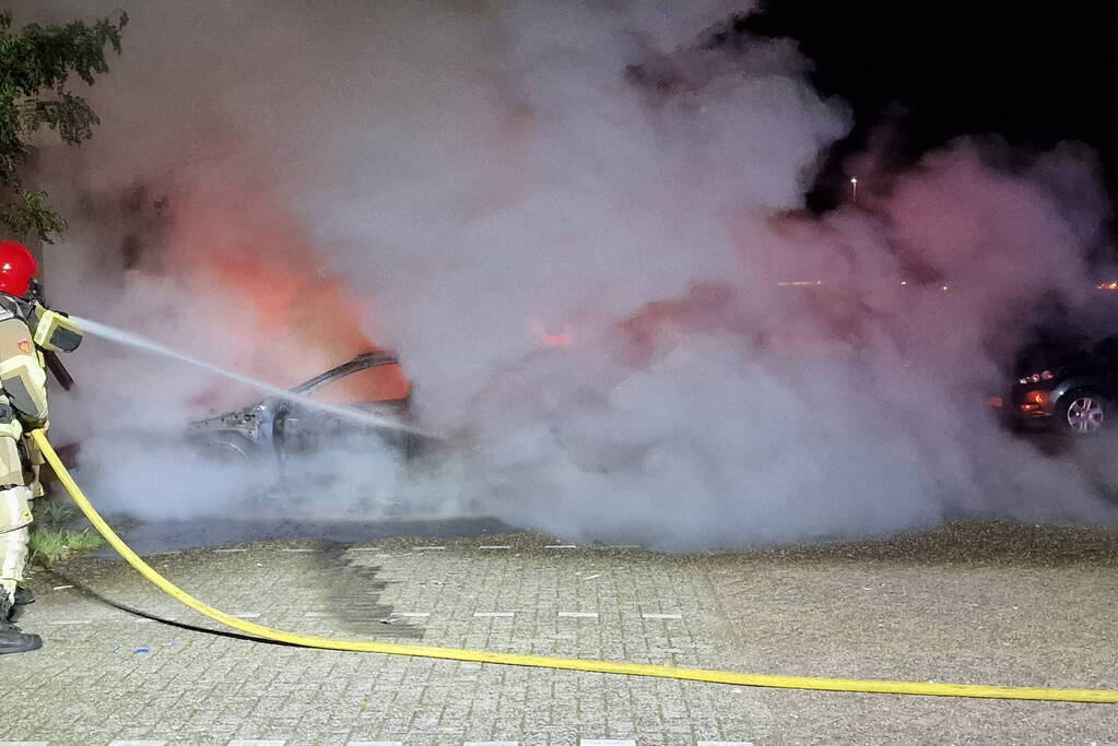 Auto volledig verwoest door felle brand