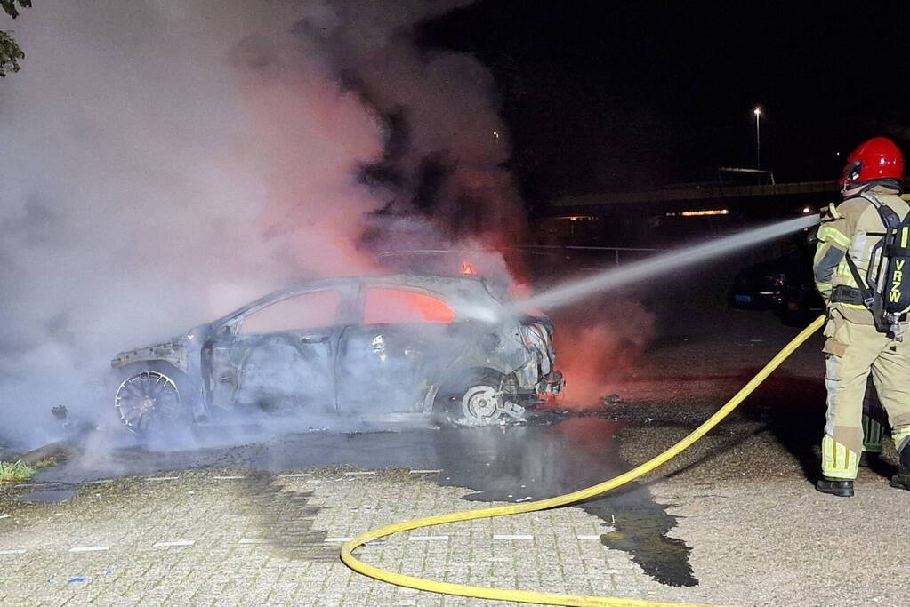 Auto volledig verwoest door felle brand